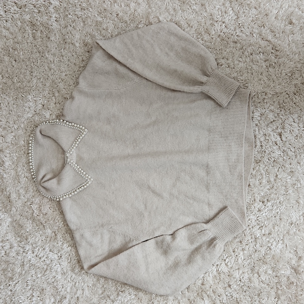 Sweater with pearl details